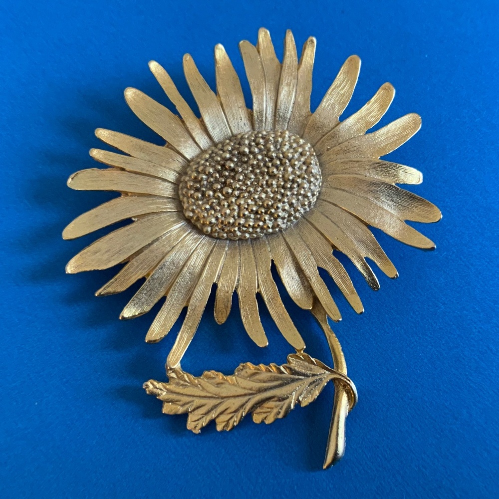 Pastelli brooch. Gold-tone brushed sunflower. Vintage.